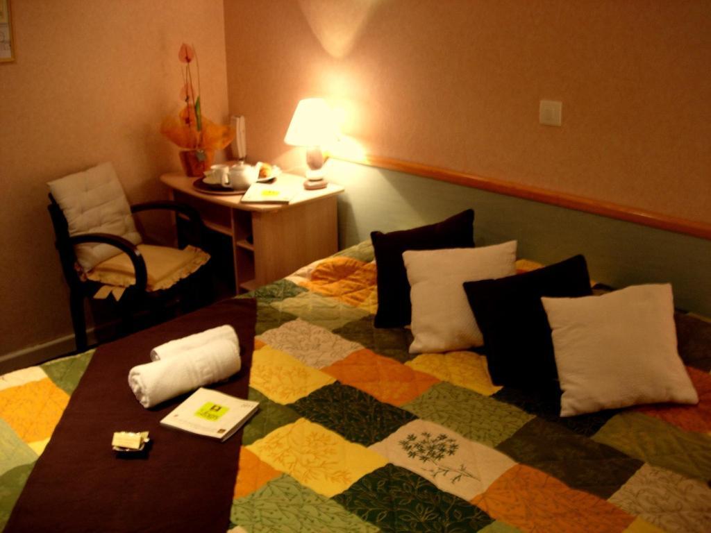 Hotel La Grande Fontaine Jugon-les-Lacs Zimmer foto